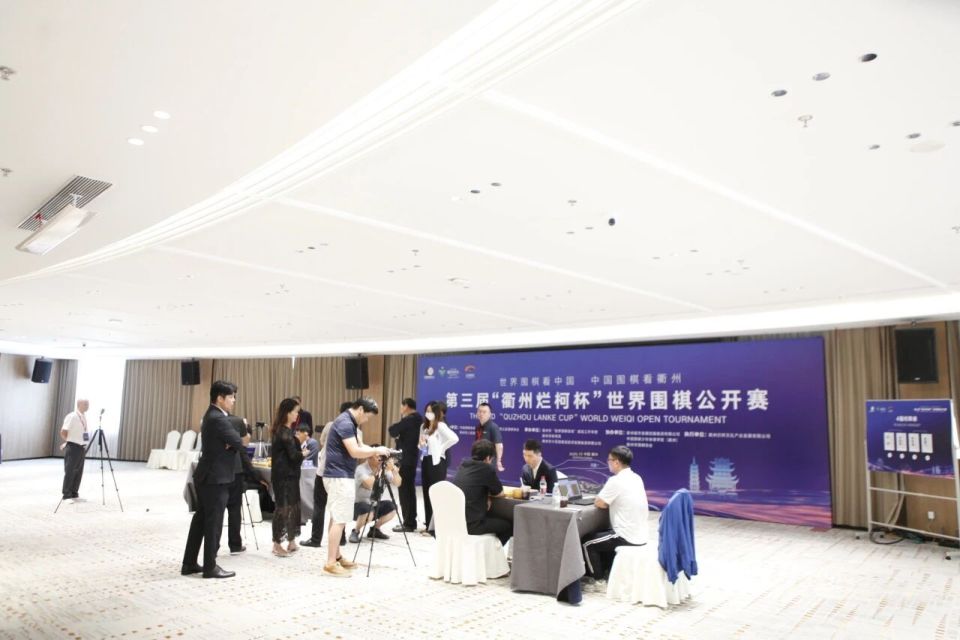 于右边盘布, 但势与地尽